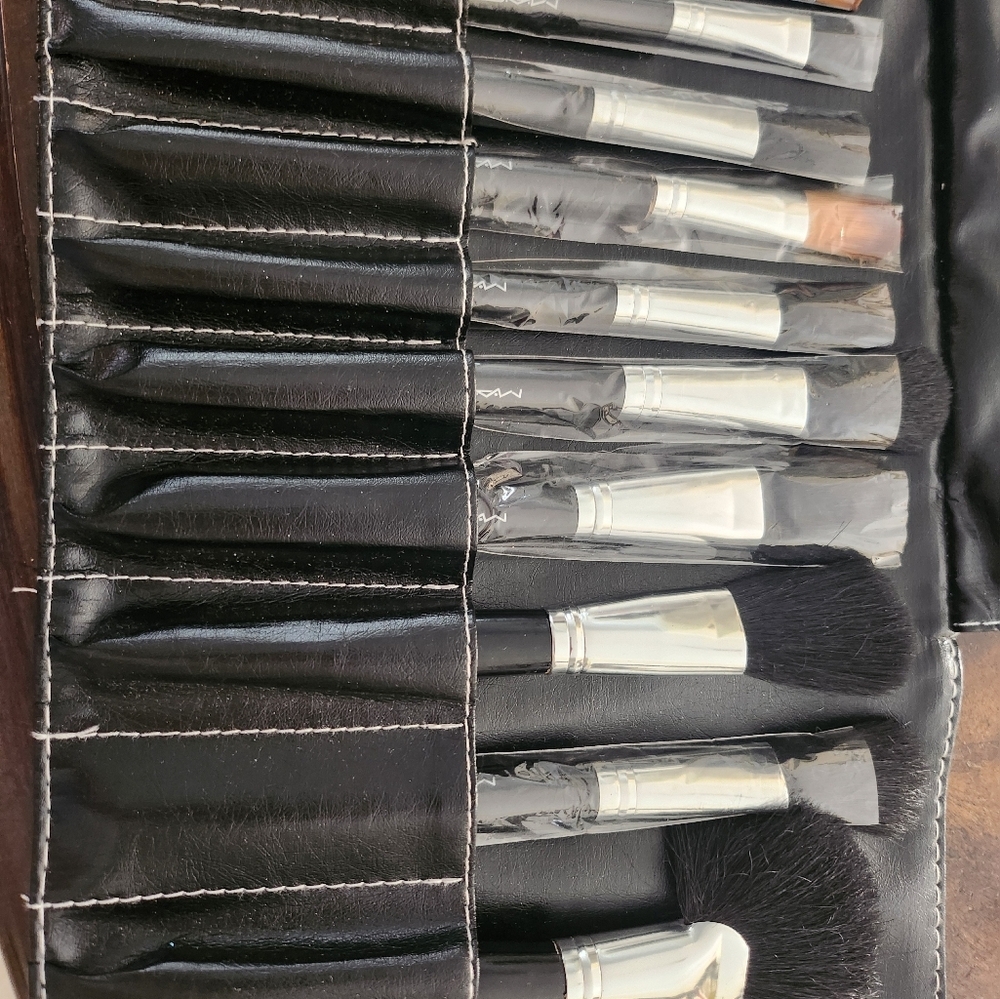 MAC Makeup Professional 32 pc Brush Set Leather Roll Up Organizer NEW - Picture 6 of 6